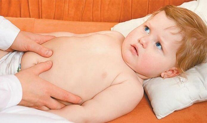 A gyermek aggódik az epiphysiolysis által okozott csípőízületi fájdalom miatt
